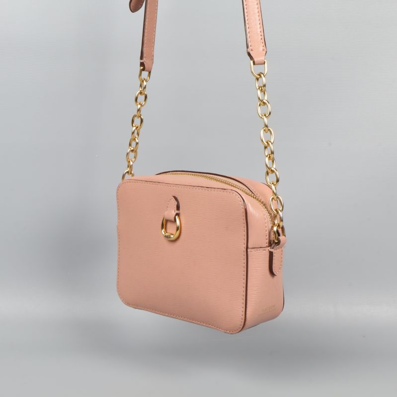 Ljusrosa axelväska hänger, synlig guldkedja
