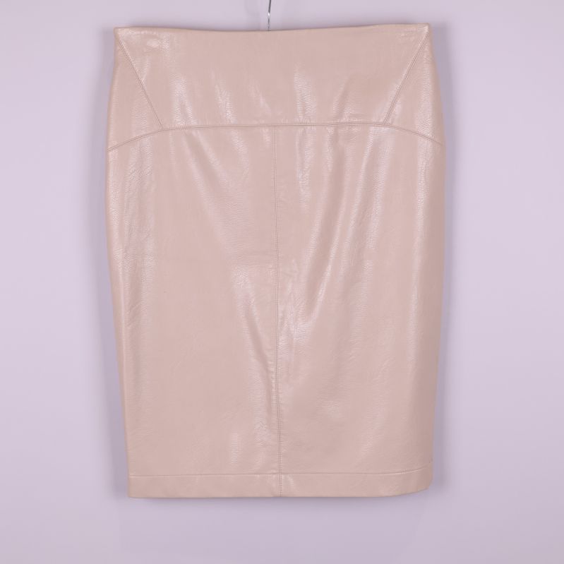 Framsida av ljusbeige pennkjol i skinnlook