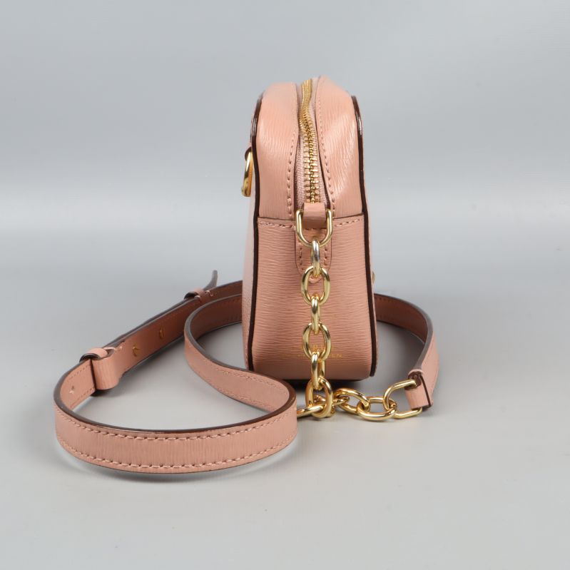 Väskans sida visar dragkedja och kedjedetaljer