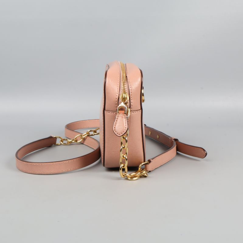 Smal sida av ljusrosa väska och kedja