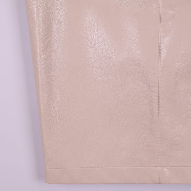 Nedre del av ljusbeige pennkjol i skinnlook