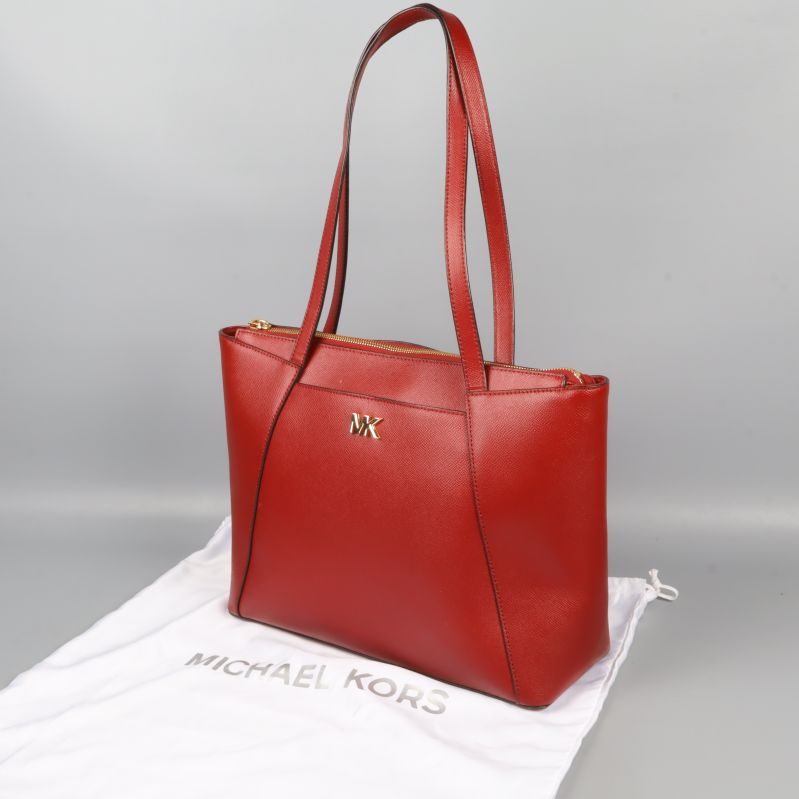 Elegant röd axelväska med MK-logo och gulddragkedja