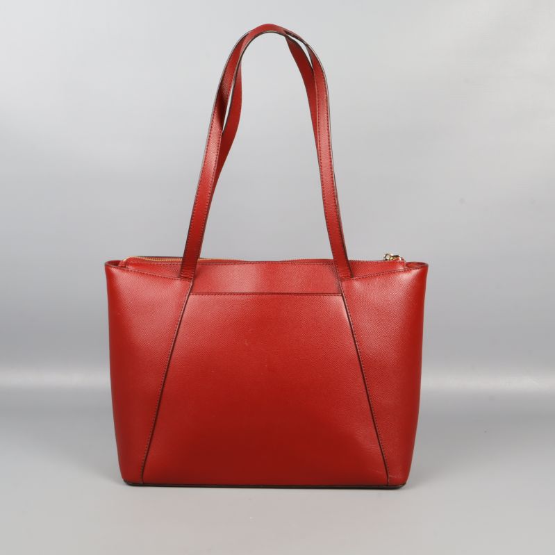 Baksidan av röd axelväska utan synliga fickor