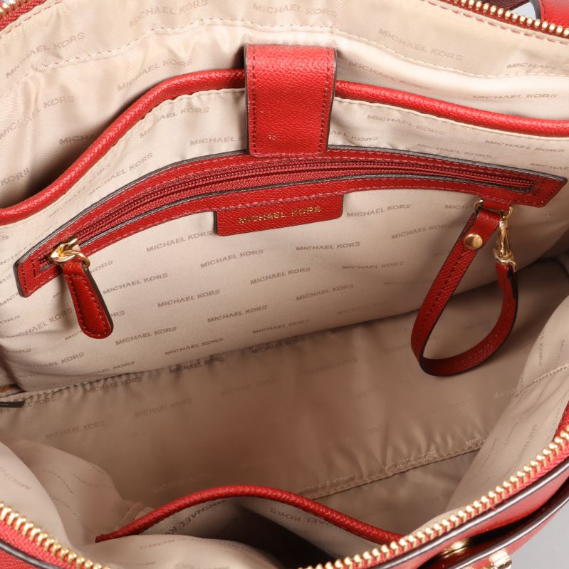 Ljus insida av väska med innerfack och röd dragkedja