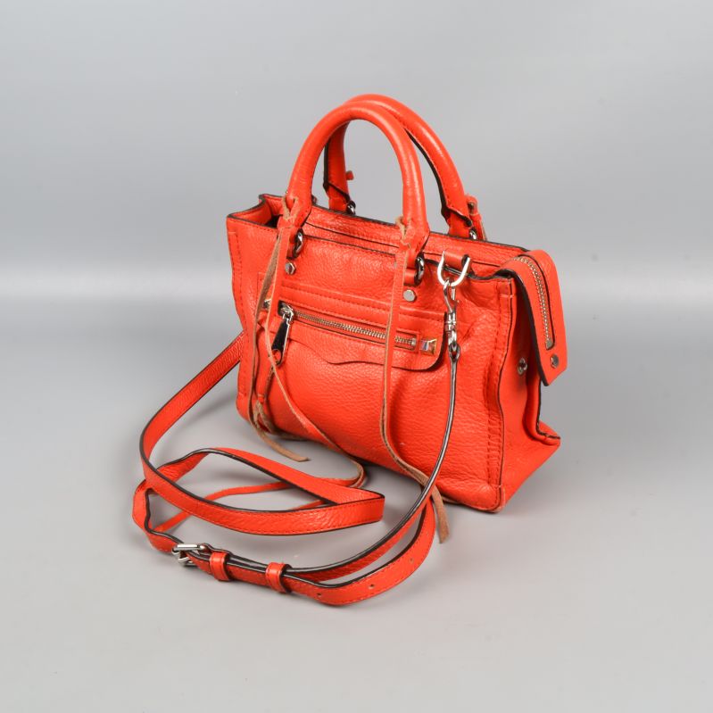 Röd väska sedd bakifrån med dragkedja