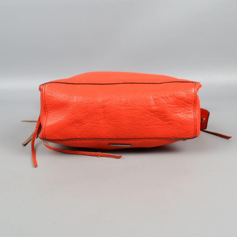 Röd väska sedd underifrån med struktur