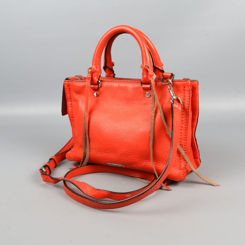 Röd väska med dubbla handtag och axelrem