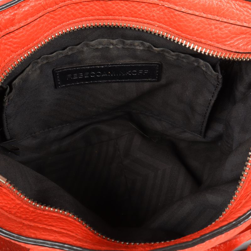 Insida av väska med svart foder och logotyp