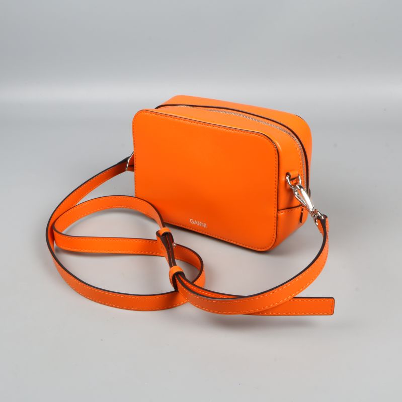 Orange väska med justerbar rem och dragkedja