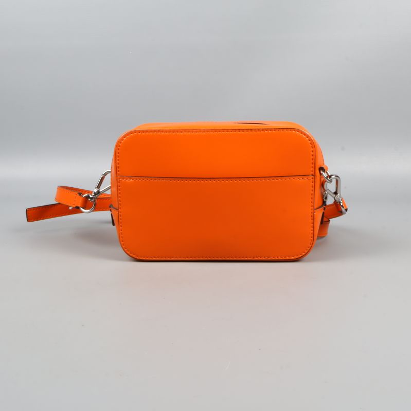 Baksidan av orange axelremsväska med ficka