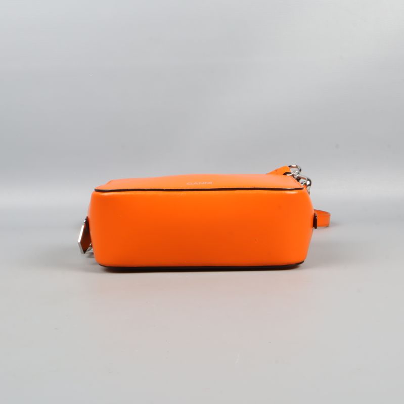 Väskans botten i solid orange färg