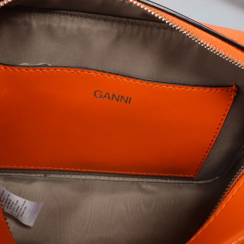 Insida av väskan med Ganni-logotyp