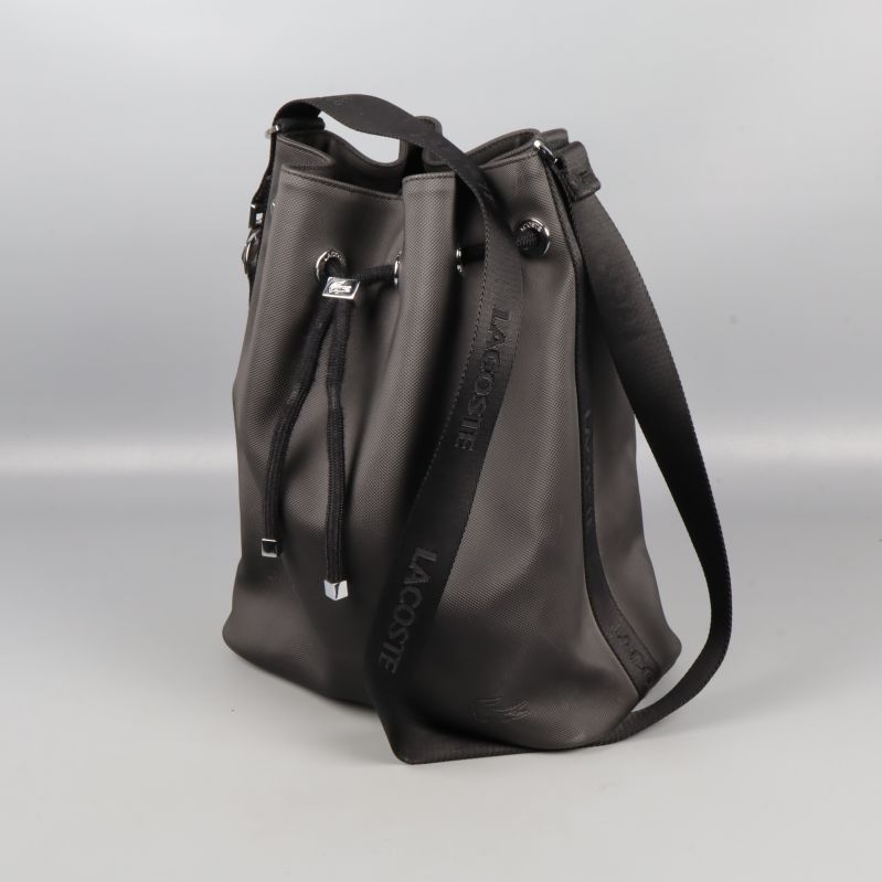 Svart bucketbag med dragskostängning och axelrem