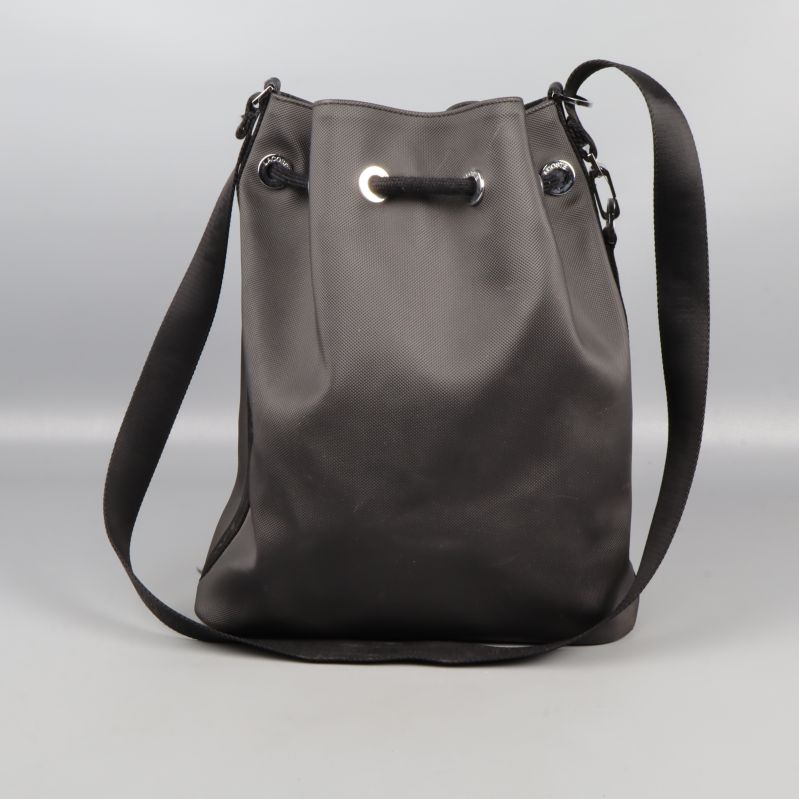 Baksidan av svart bucketbag med axelrem