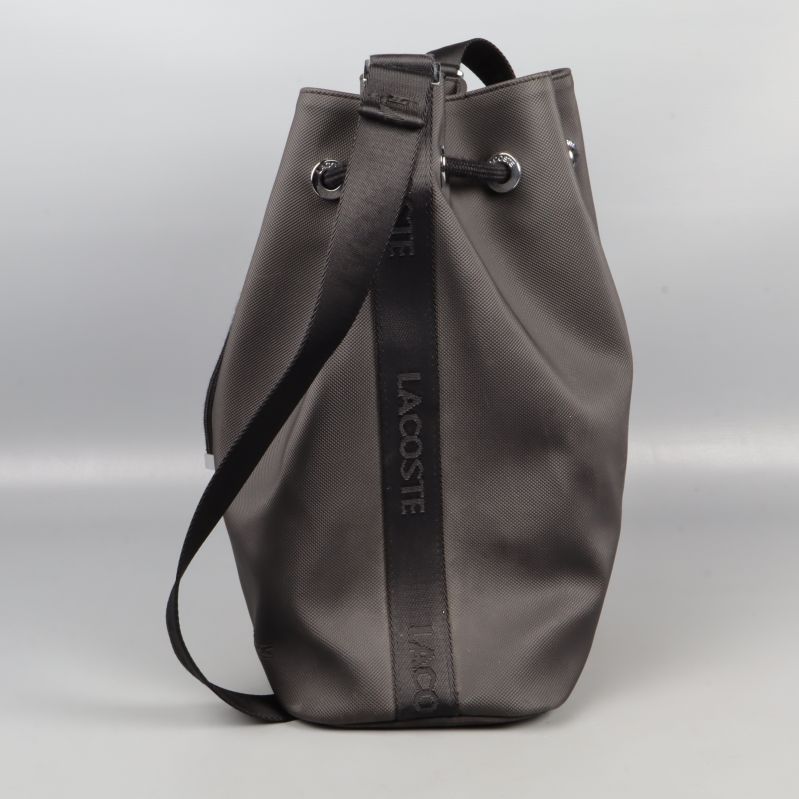 Svart bucketbag där sidan och remmen syns tydligt