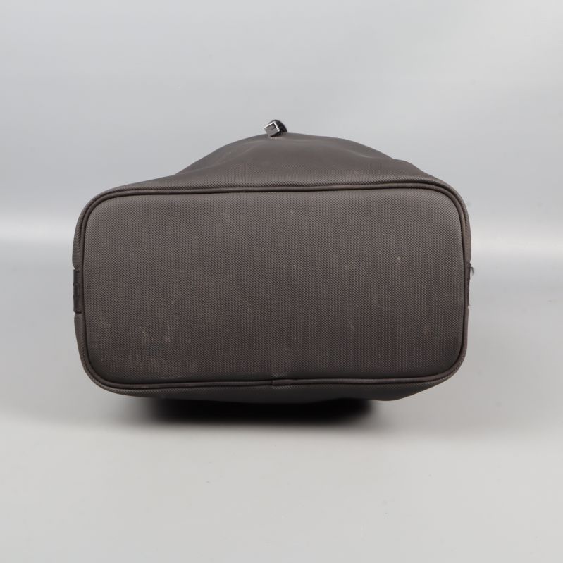 Väskans bottenplatta i svart material