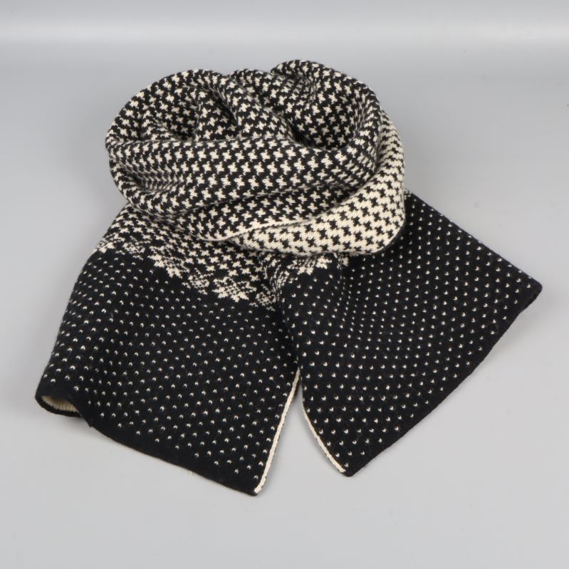 Svartvit stickad halsduk virad i cirkel