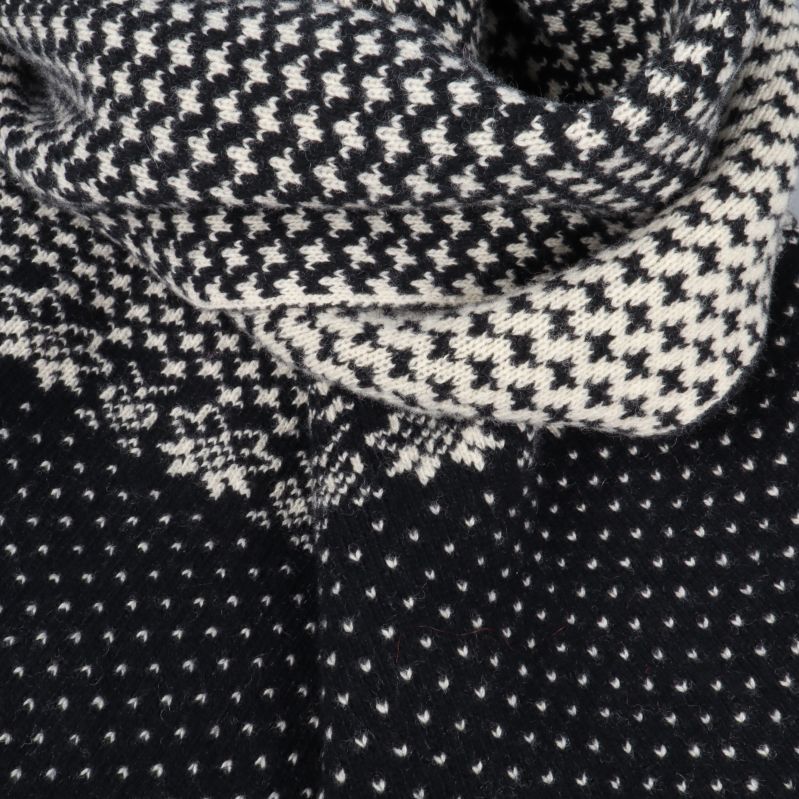 Närbild av stickad halsduk med struktur och mönster