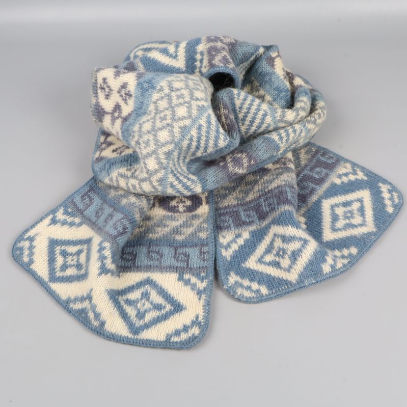 Mjuk halsduk upplagd i en lös knut