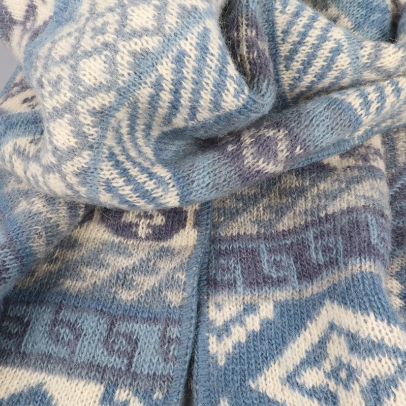 Närbild av stickat material och mönster på halsduk