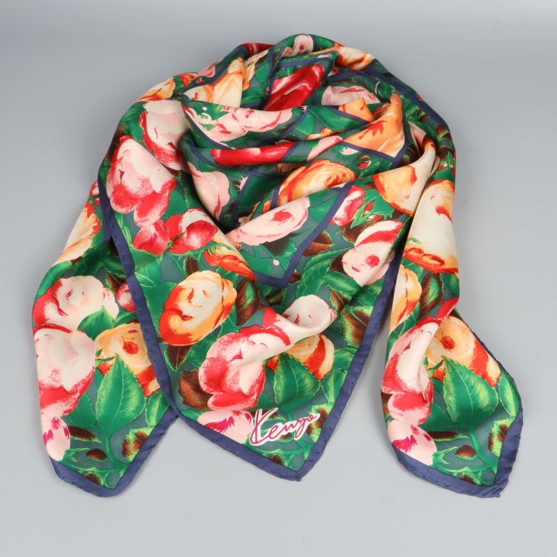 Kenzo-scarf hopvikt i triangelform med blommigt mönster