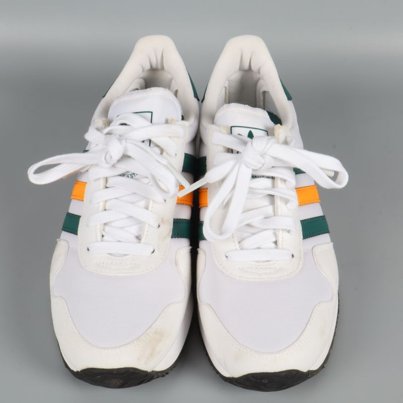 Sneakers framifrån där snörningen och tåpartiet syns tydligt