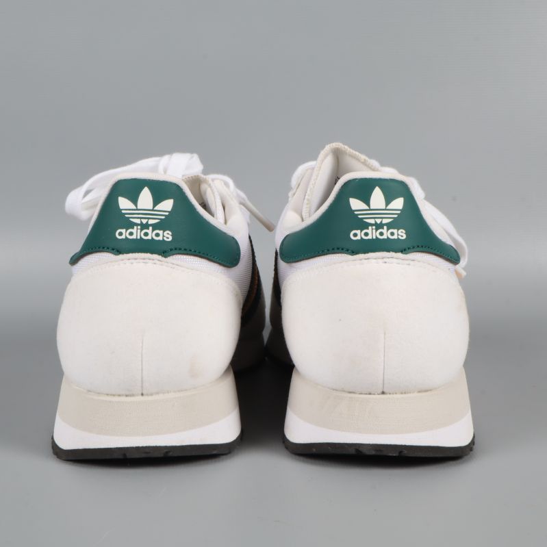 Baksidan på sneakers med adidaslogotyp ovanför hälen