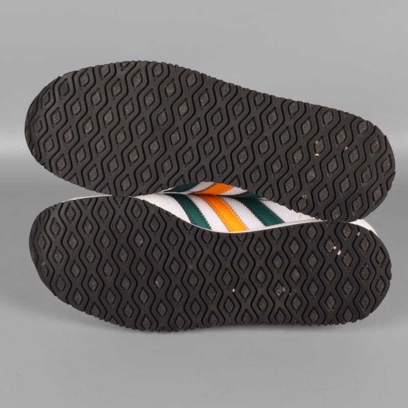 Svart sula med mönster på undersidan av sneakers