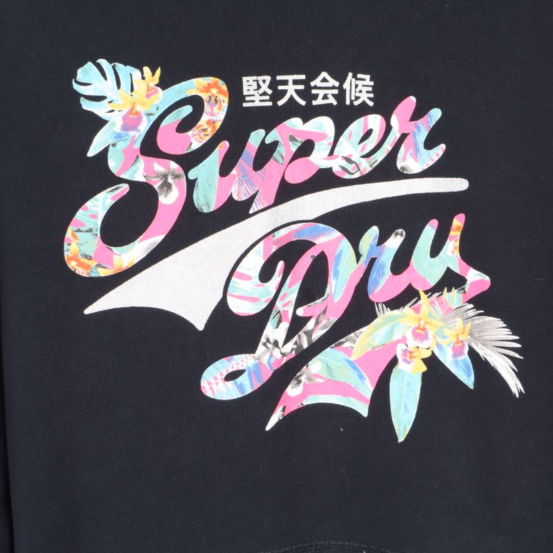 Närbild av Superdry-logga med blommigt mönster