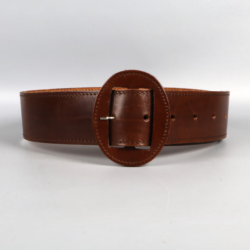 Framsidan av brett brunt bälte med ovalt spänne