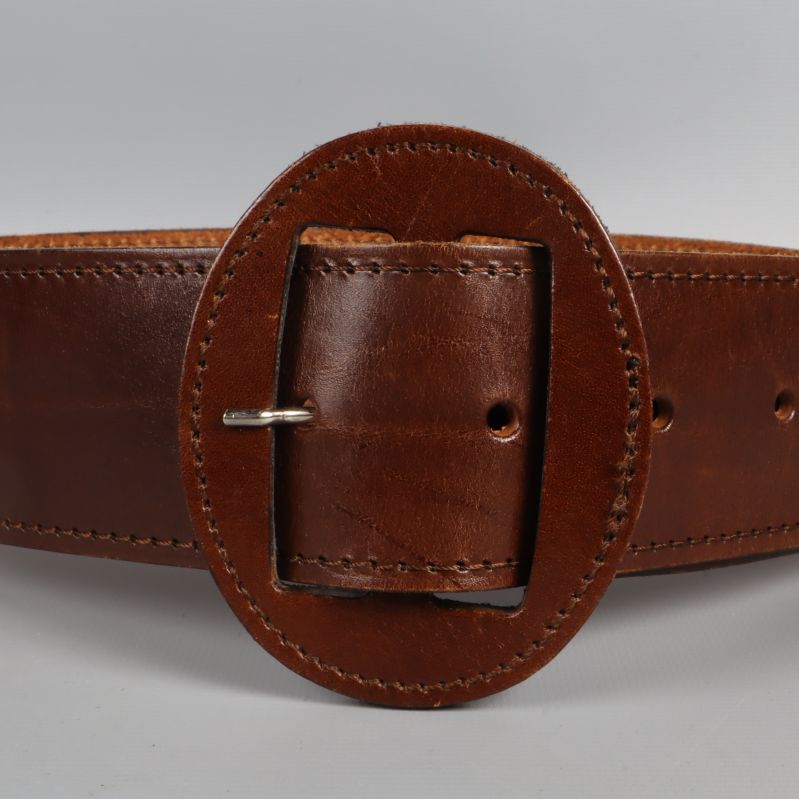 Närbild på det ovala spännet och lädret