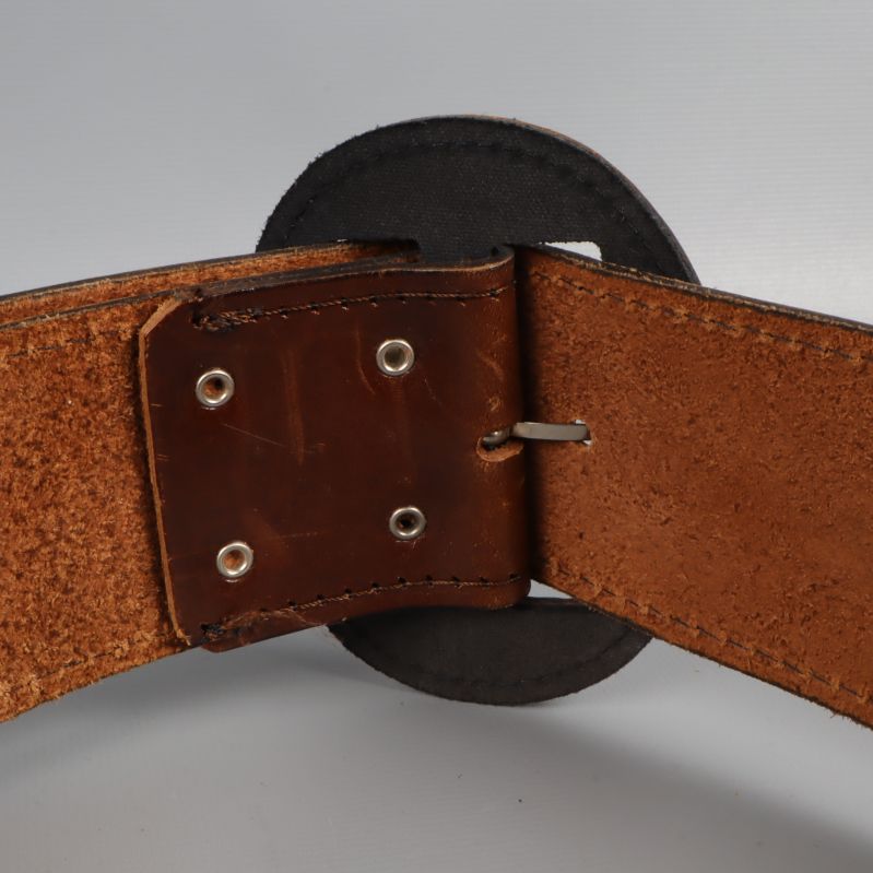 Bältets insida och spänne syns tydligt