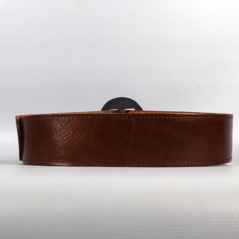 Långsidan på brett brunt bälte mot vit bakgrund