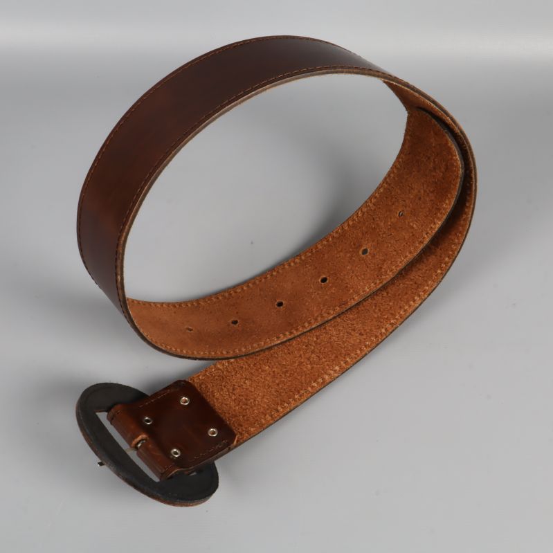 Brunt bälte i ringform visas i sin helhet