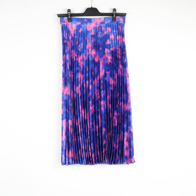 Framsida av plisserad kjol i blått och rosa batikmönster