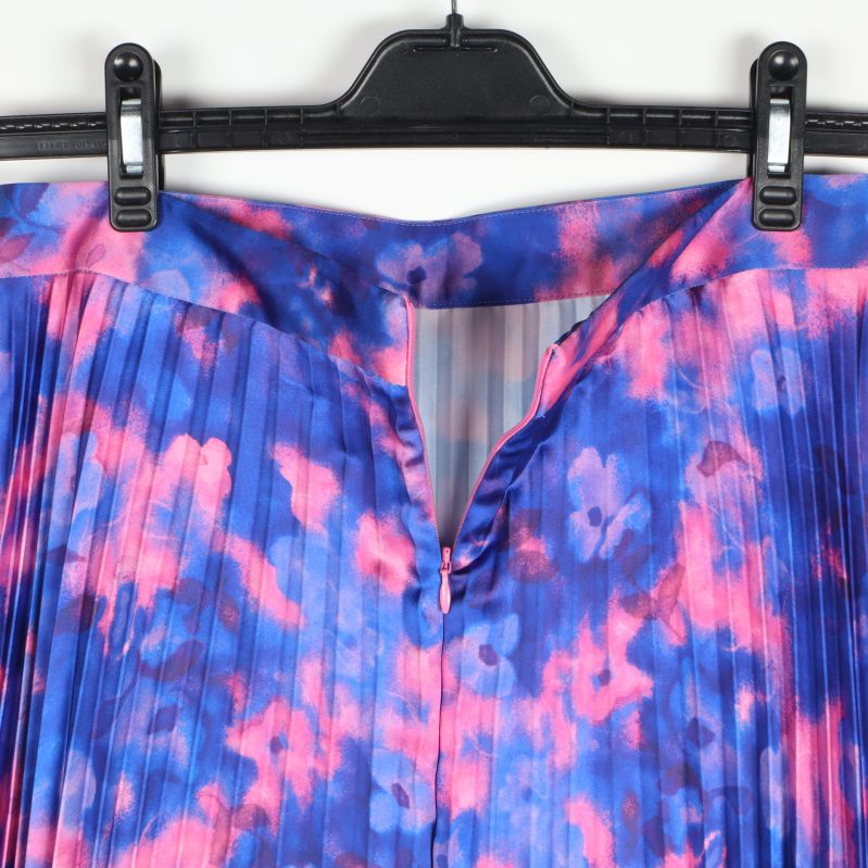 Närbild på kjolens linning och dragkedja baktill