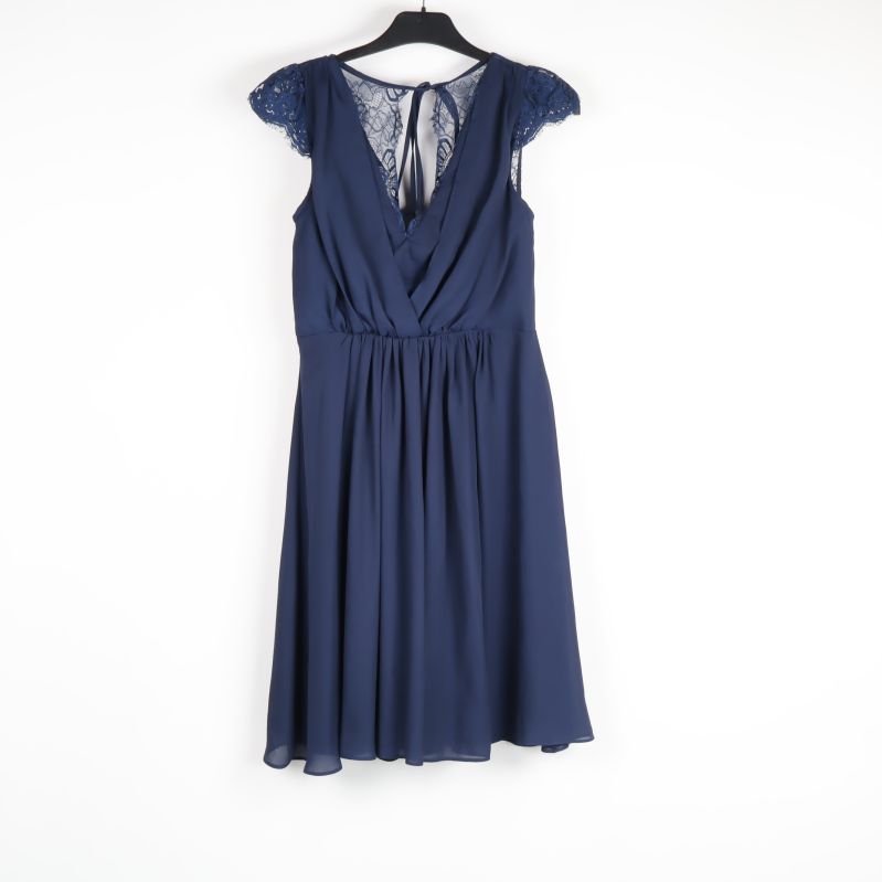 Marinblå klänning med spets på axlar framifrån