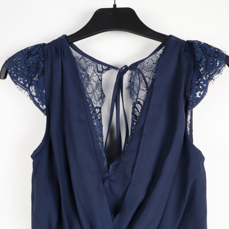 Övre del av klänning med v-ringning och spetsdetalj