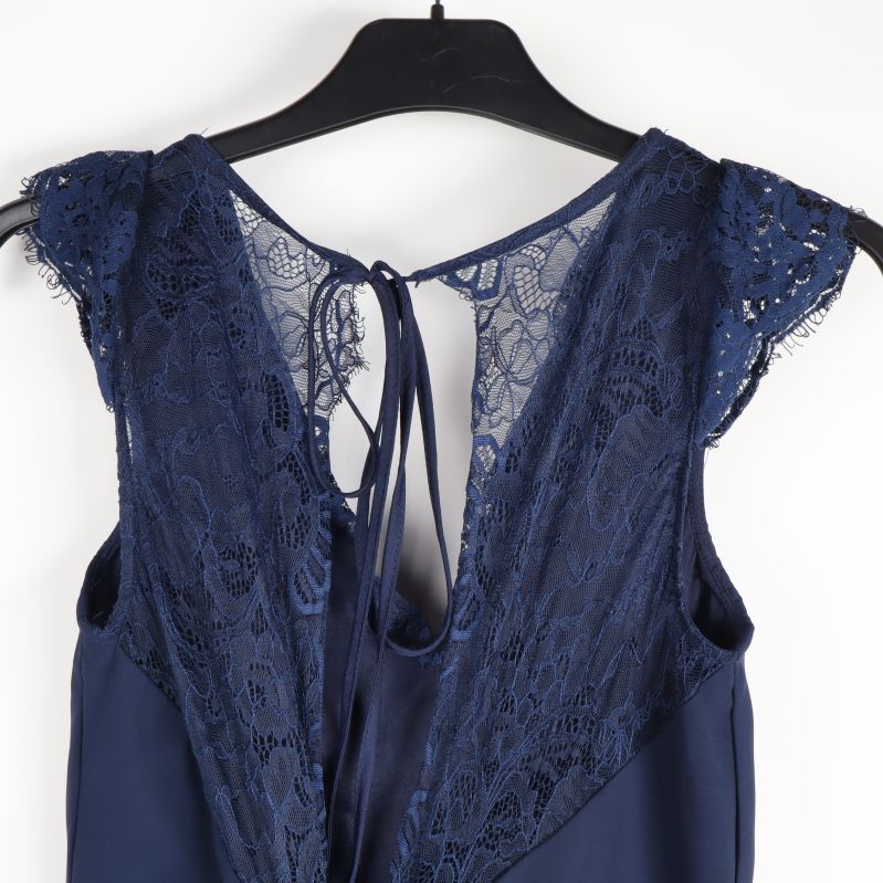 Närbild på spetsmönster över rygg och axlar på klänning