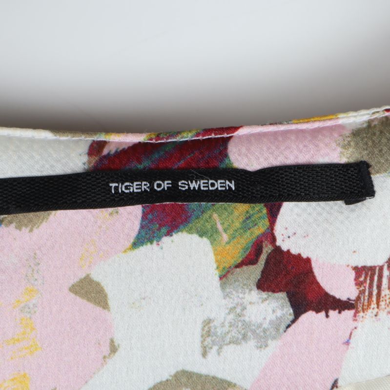 Närbild på svart Tiger of Sweden etikett i halsringning