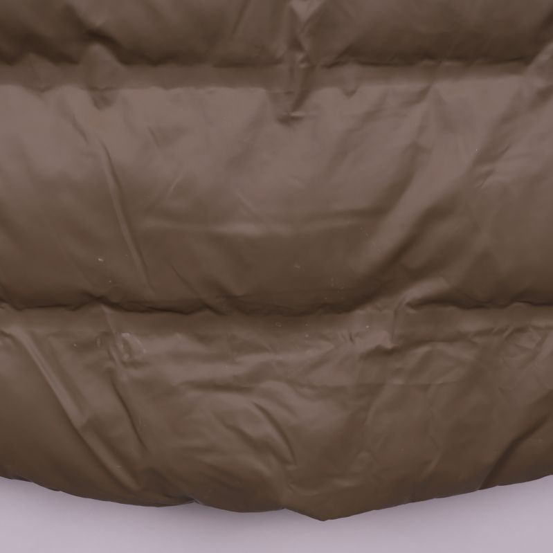 Detaljbild på materialet längst ned på pufferjackan