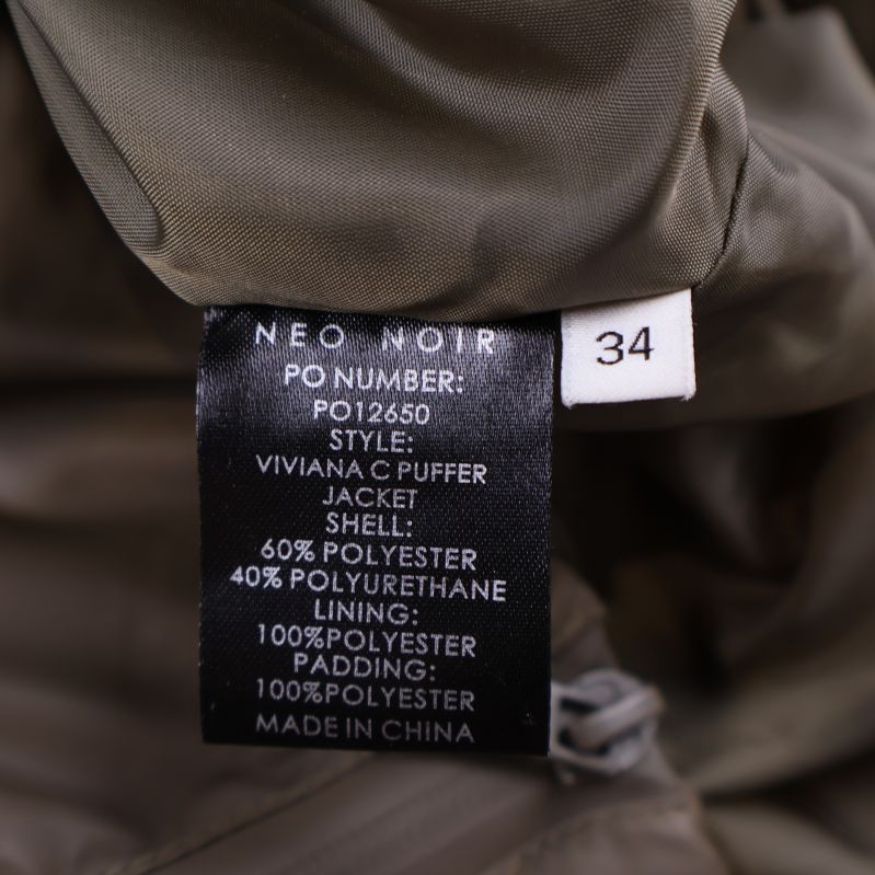 Materiallapp i jackan visar polyester och polyuretan