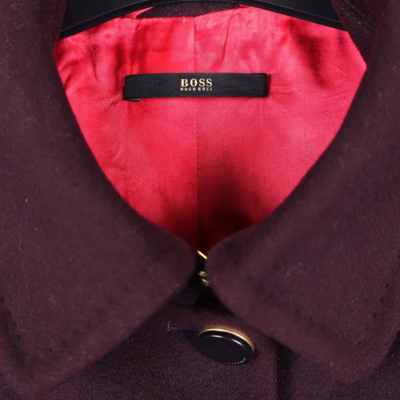 Närbild på krage och rosa foder samt Boss-märke