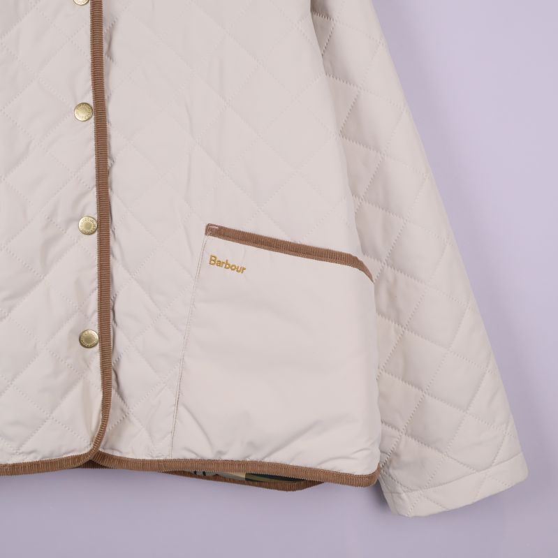 Barbour-logga broderad på ficka med brun kant
