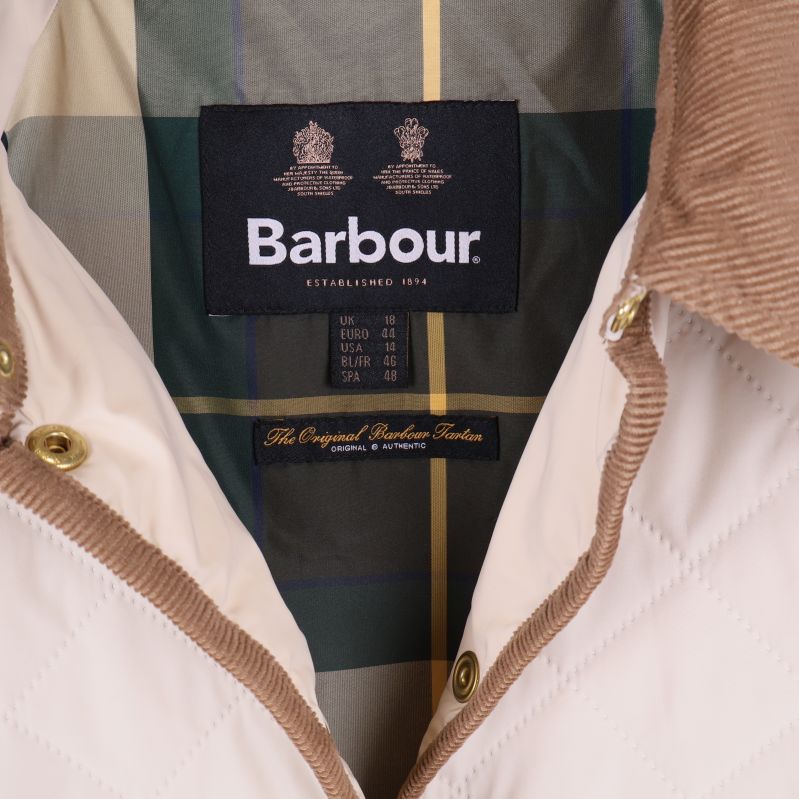 Barbour etikett och rutigt innerfoder på jackans insida