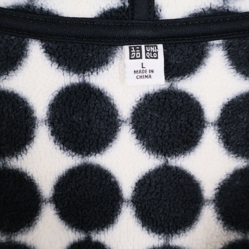 UNIQLO etikett på insidan i nacken av fleecetröjan