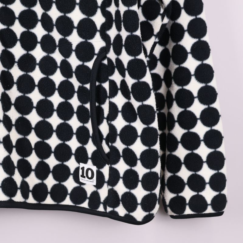 Närbild på nedre del av fleecetröja med ficka och siffra