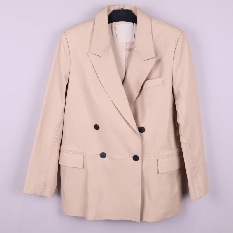 Beige kavaj i skinn med dubbelknäppning framifrån