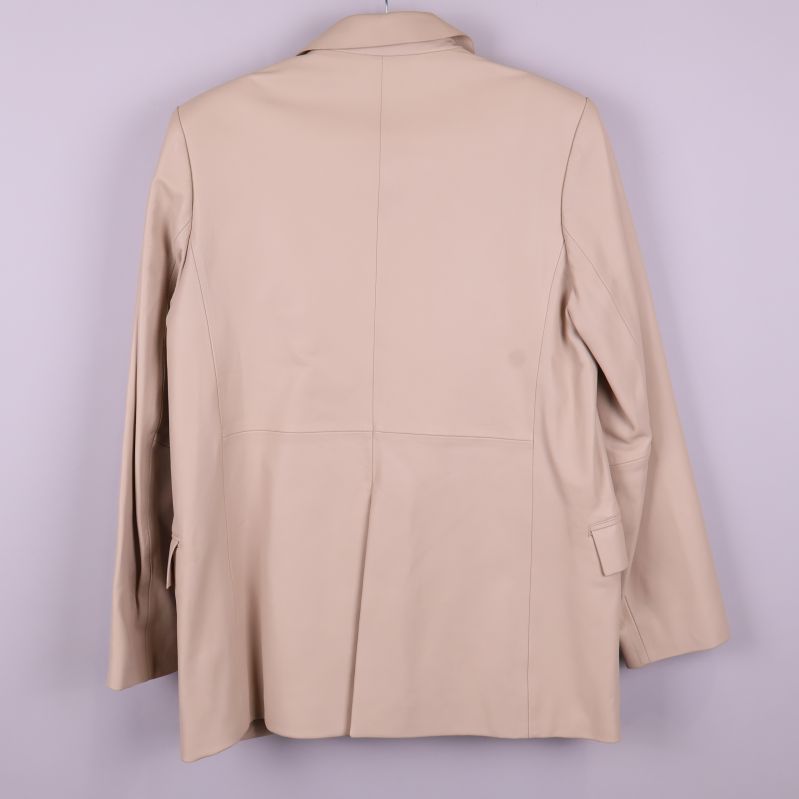 Baksidan av beige skinnkavaj 