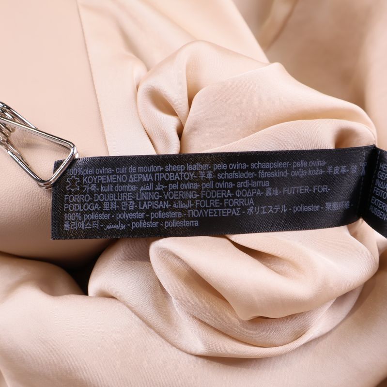 Materiallapp som visar äkta fårskinn och polyesterfoder